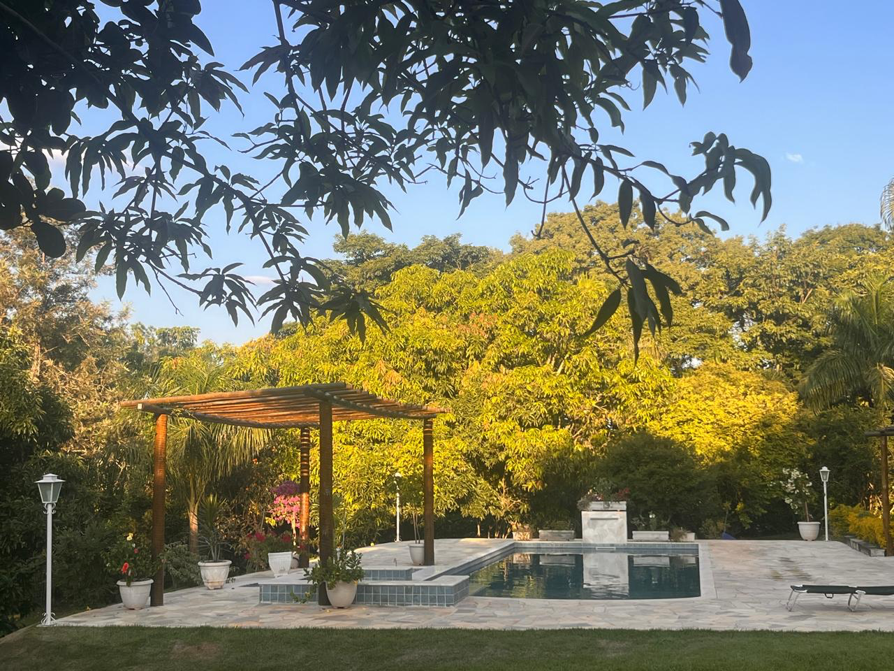 Piscina ao entardecer no Paraíso das Flores